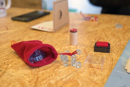 The favour stones are in a little red bag.