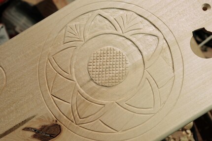 Un mélange de sculpture en entaille et en relief.