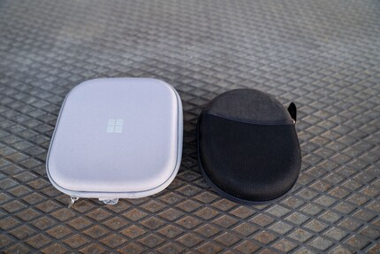 Le Sony XM3 dans son étui et le casque Surface à côté