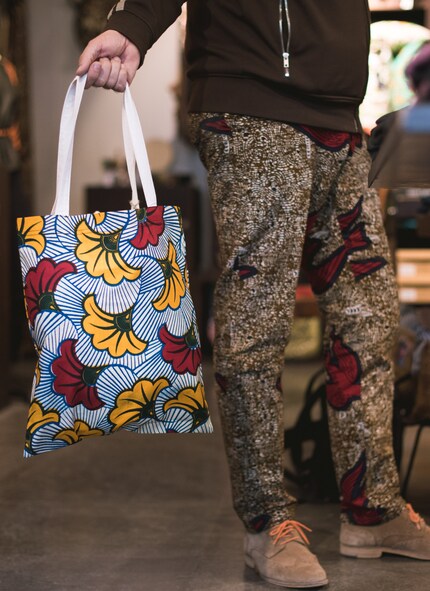 Lui stesso preferisce indossare pantaloni realizzati con le stampe a cera.