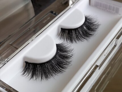 Lashes with a thick, rigid band are suitable for advanced users.