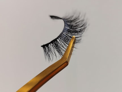 With a special applicator, eyelashes are easier to apply.