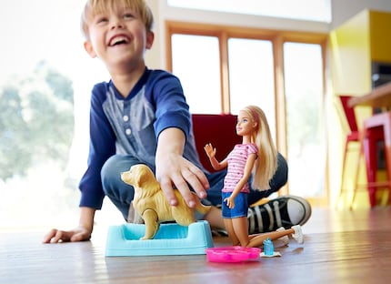 Nicht nur Mädchen, sondern auch Jungs spielen mit Barbie.