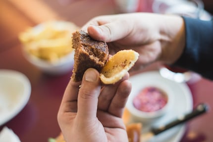 Bruchtest: Die Eigenschaften des Vegiburgers sind denen von Fleisch sehr ähnlich