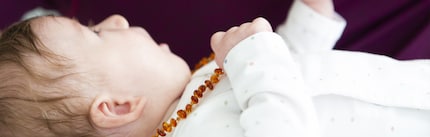 Eine Bernsteinkette kann deinem Baby beim Zahnen helfen.