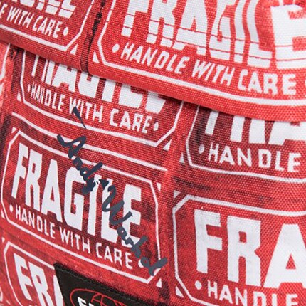 L'impression Fragile rouge, y compris l'impression de la signature d'Andy Warhol. Image : Eastpak