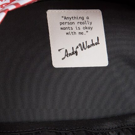Une citation de l'artiste est brodée sur la doublure intérieure. Image : Eastpak