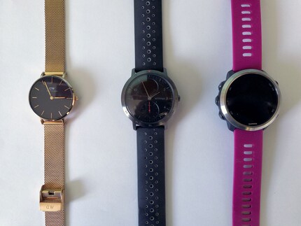 Die Withings Steel HR (Mitte) im Vergleich mit einer analogen Uhr (links) und einer Smartwatch
