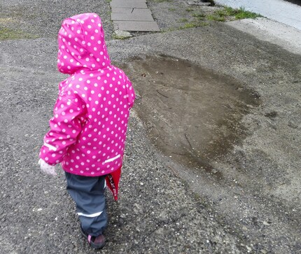 With the right rainwear, your child is well protected from the wet.
