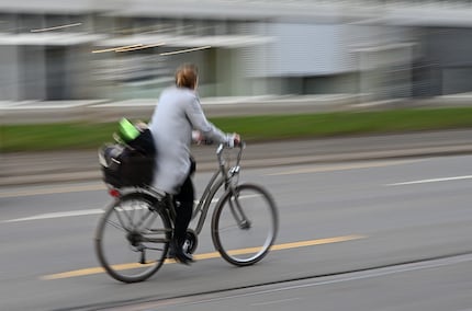 La cycliste se déplace plus rapidement sur l'image, car elle est plus proche que le tram. Ici, j'aurais dû raccourcir le temps d'exposition.