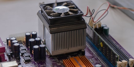 Even the CPU cooler is tiny compared to today, not to mention the die.