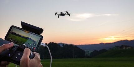 Via smartphone, les données de vol des drones devraient directement être transmises au radar de vol.