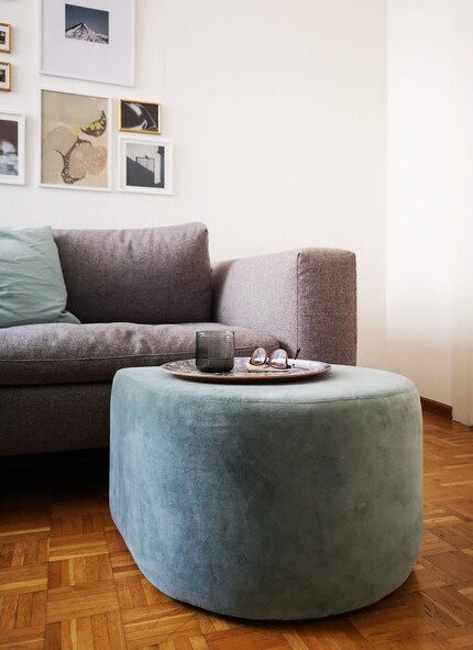 Besser zusammen: Tablett und Pouf sind Dauerfavoriten von Home-Stylisten.