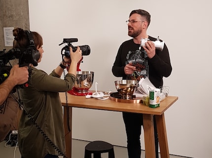 Stephie und Simon werden beim Filmen gefilmt.