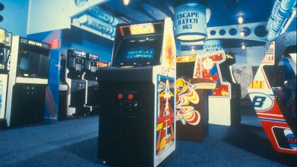 Avant les consoles, les jeunes jouaient dans les salles d'arcade.