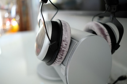 Lass dich von der Bezeichnung «halboffen» nicht täuschen. Mit dem DT 880 Pro hörst du alles um dich herum.