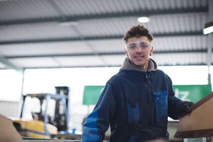 Mike fait son apprentissage ailleurs où il y a trop peu de recyclage à faire. C'est pourquoi il est à Hagenholz pour trois semaines.