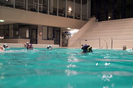 Faire surface. Prendre une bouffée d'air. Descendre à la surface. Sur l'eau, tout semble inoffensif.