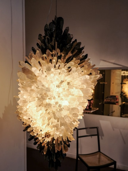 Das Kollektiv «Trove» aus Melbourne präsentiert eine ausgefallene Kollektion handgemachter Lampen, die aus brasilianischen Kristallen bestehen.