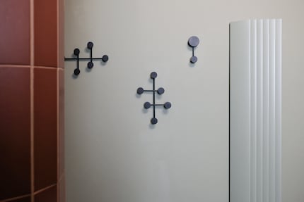 Von links nach rechts: Eine reduzierte Garderobe von «Menu» und ein Heizkörper, der in der Wand fast verschwindet von «Tubes».