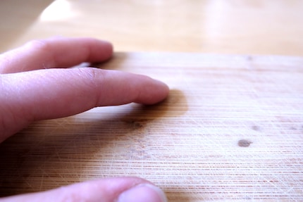 Tränke den Hick mit dem nassen Finger ein paar Mal.