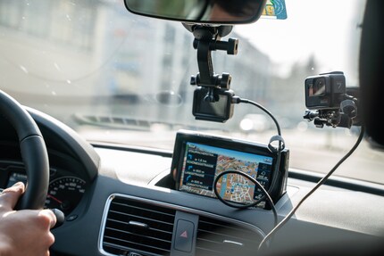 Est-ce que Simon arrivera à destination plus rapidement grâce au GPS ?