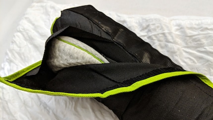 Verpackt eine echte Blackroll: In der Reisetasche lässt sich das Kissen leicht mitnehmen.