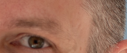 Dieses Bild ist typisch für diese Methode. Der Fokus stimmt nur so ungefähr, was bei offener Blende zu leicht unscharfen Augen führt.