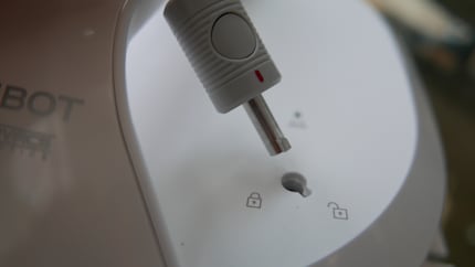 Il lavavetri può essere acceso solo quando il supporto di sicurezza è collegato correttamente al Winbot X e genera un vuoto sufficiente.
