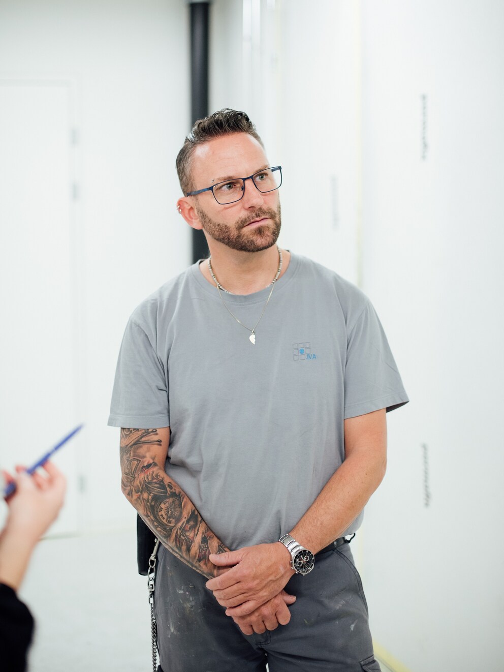 Sandro Tschumi gibt sein Wissen als Gewerbemeister täglich an die Gefangenen weiter.
