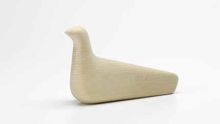 L’Oiseau von Vitra ergänzt den Serif TV perfekt
