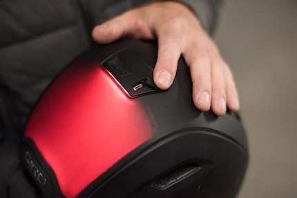 La batterie peut être rechargée via un port micro-USB.