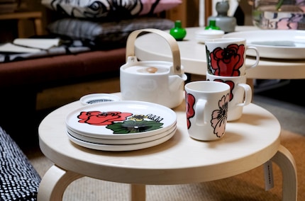 A splash of colour for the table: the dazzling flowers from the pattern «Eläköön Elämä».