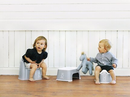 Lascia che il bambino giochi con il vasino. Questo incoraggia l'interesse e aumenta il fattore divertimento.