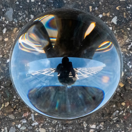 In questa situazione, la sfera mostra quasi solo riflessi