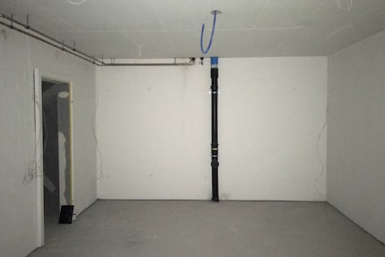 La cave de Martin en février 2018. L'écran se trouve aujourd'hui là où l'on voit un tuyau sur la photo.