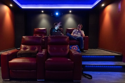 Lorsque l'on est confortablement installé face à l'écran, deux paires d'enceintes et le projecteur se trouvent derrière.