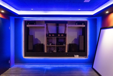 Une bonne partie du système audio est caché derrière l'écran.