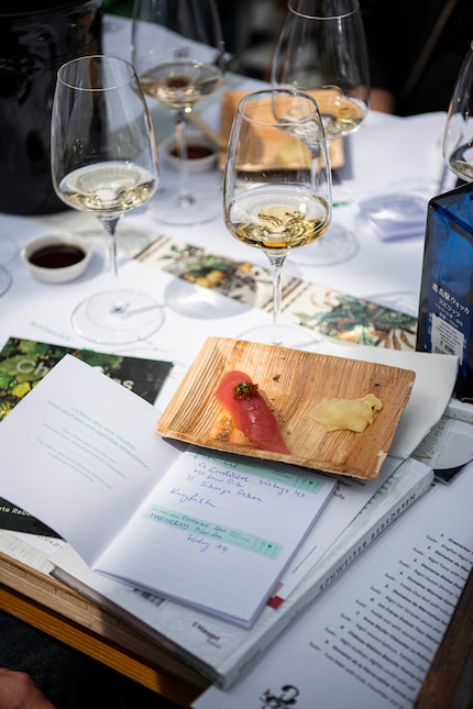 Thunfisch, Chasselas und Notizen. Foto: Thomas Egli