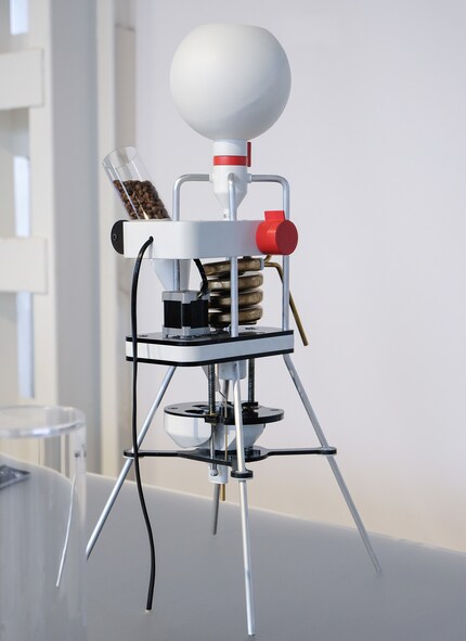 «Soyuz» by Thomas Heyder makes the whole grinding and brewing process visible.