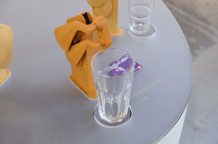 Simon von Schmude's «Niiir» design interacts with cups and boasts elegant movement.
