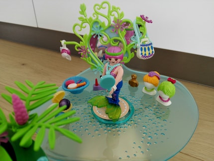 Una sirena si prepara nel salone di bellezza.