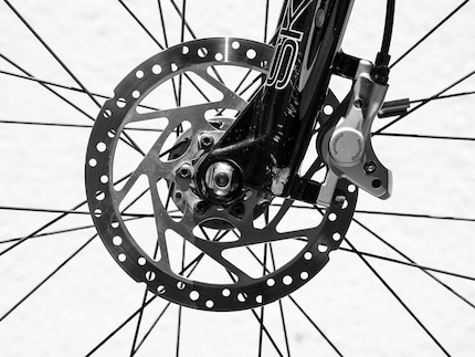 Les freins à disque sont également installés sur presque tous les types de vélos maintenant.