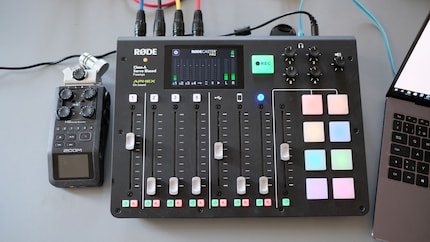 Le Rodecaster prend définitivement plus de place que le Zoom.