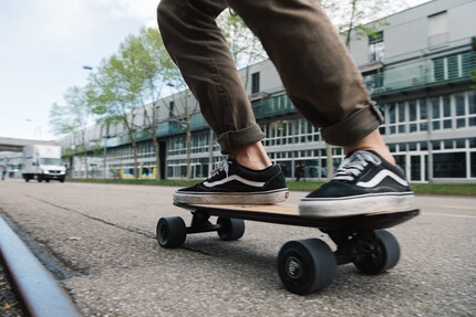 Nicht erlaubt, aber überall zu sehen: E-Skateboards sind in der Öffentlichkeit keine Seltenheit mehr.