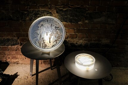 Die Lampen werden in zwei Versionen erhältlich sein: eine runde Leuchte, die an die Wand gehängt werden kann, und eine Tischlampe, die an eine Laborflasche erinnert.