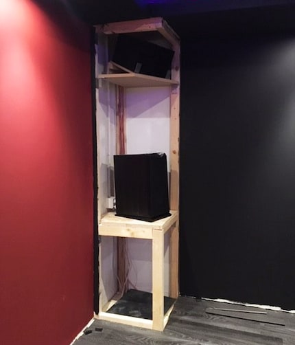 Coffrage en bois recouvert de tissu transonore...