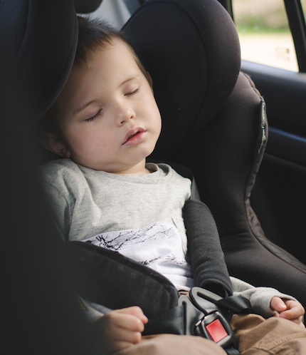 Un harnais mal ajusté et non tendu peut ne pas protéger correctement l'enfant en cas d'urgence.