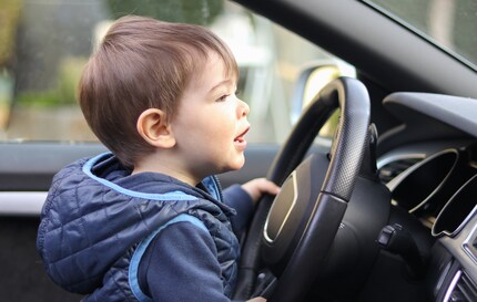 Un enfant doit être installé dans un siège-auto et non au volant d'une voiture. Ni sur les genoux de papa.