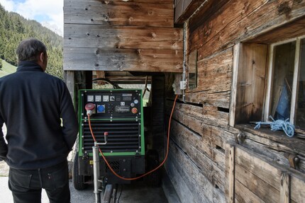 Ce générateur diesel est un monstre de 16 kW doté d'une sortie de 400 volts. Grand comme une baignoire, il peut produire 220 volts.